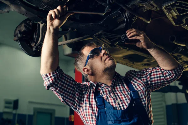 Retrato Tiro Belo Mecânico Que Trabalha Veículo Serviço Carro — Fotografia de Stock