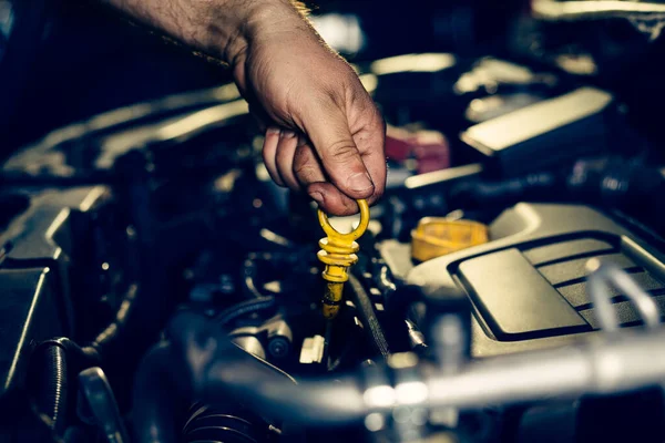 Car Mechanic Checking Oil Level Mechanical Workshop — ストック写真