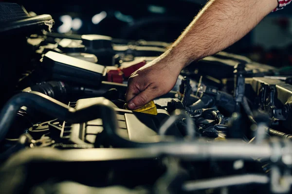 Car Mechanic Checking Oil Level Mechanical Workshop — ストック写真