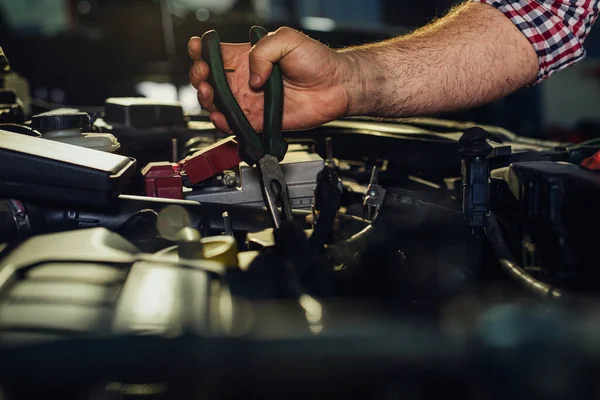 Mecânico Automóveis Trabalhando Motor Carro Garagem Mecânica — Fotografia de Stock