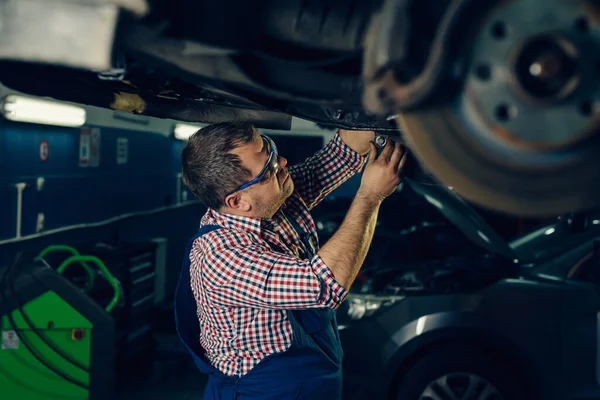 Mecánico Automóviles Trabajando Garaje Servicio Reparación — Foto de Stock