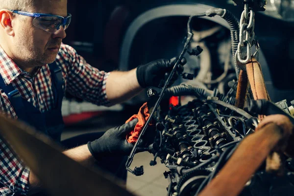Auto Monteur Werkt Garage Reparatie — Stockfoto