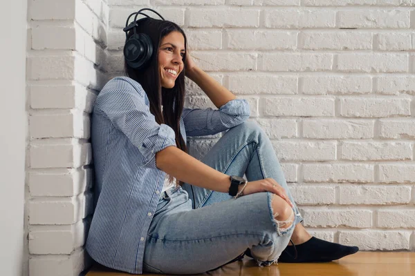 Woman Listening Music Headphones Room — Stock Photo, Image