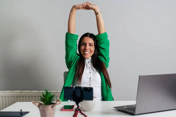 Geschäftsfrau Dehnt Sich Und Trainiert Zur Entspannung Während Sie Büro — Stockfoto