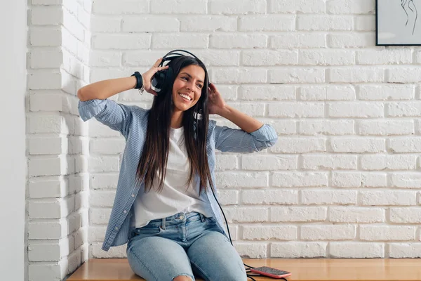 Heureuse Jeune Femme Dans Les Écouteurs Écoute Musique Avec Téléphone — Photo