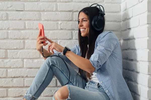 Heureuse Jeune Femme Dans Les Écouteurs Écoute Musique Avec Téléphone — Photo