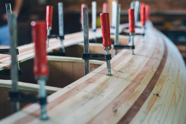 Tischler Montieren Neues Holzkanu Nach Eigenem Entwurf — Stockfoto