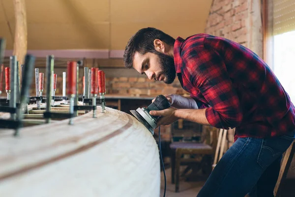 Timmerman Schuurt Houten Kano Die Hij Bouwt Zijn Werkplaats — Stockfoto