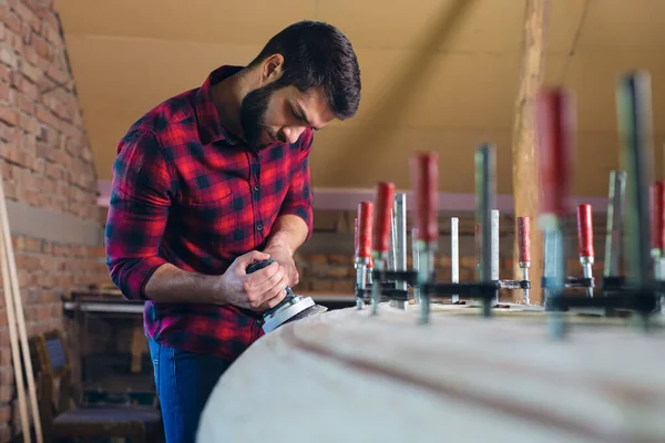Carpenter Ponçage Canot Bois Construit Dans Son Atelier — Photo