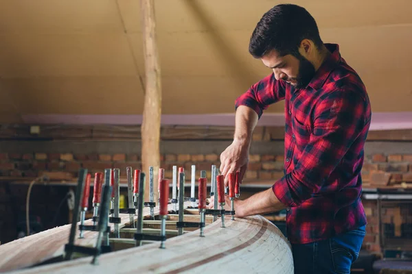 Tischler Montieren Neues Holzkanu Nach Eigenem Entwurf — Stockfoto