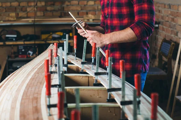 Carpintero Montando Nueva Canoa Madera Propio Diseño — Foto de Stock