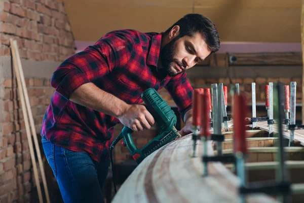 Carpintero Montando Nueva Canoa Madera Propio Diseño — Foto de Stock