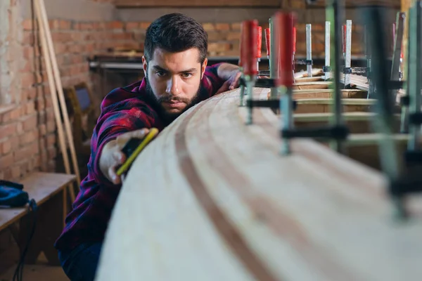 Carpenter Ponçage Canot Bois Construit Dans Son Atelier — Photo