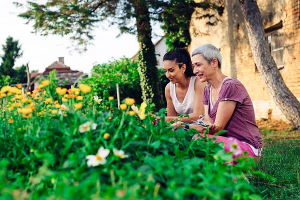 Madre Figlia Giardinaggio Insieme Giardinaggio Scoperta Insegnamento — Foto Stock