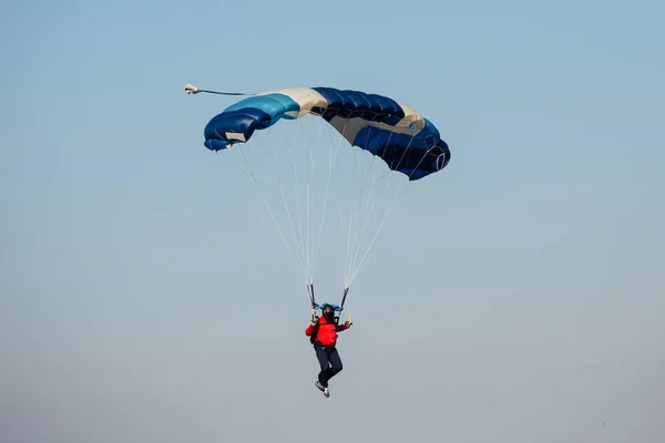 Fallschirm Himmel Fallschirmspringer Fliegt Fallschirm Den Blauen Himmel — Stockfoto