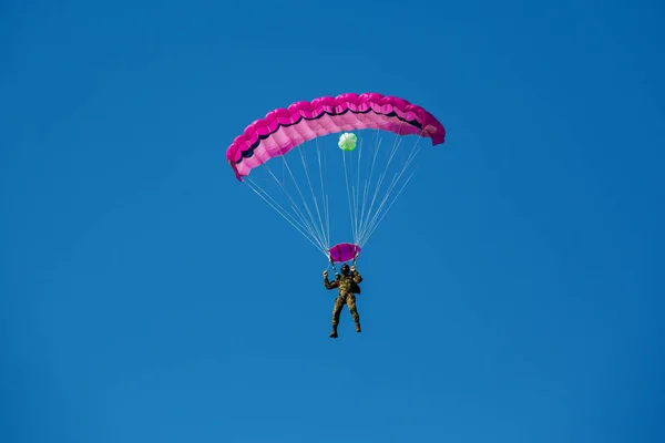 空のパラシュート スカイダイバーは青い空にパラシュートを飛んでいます — ストック写真