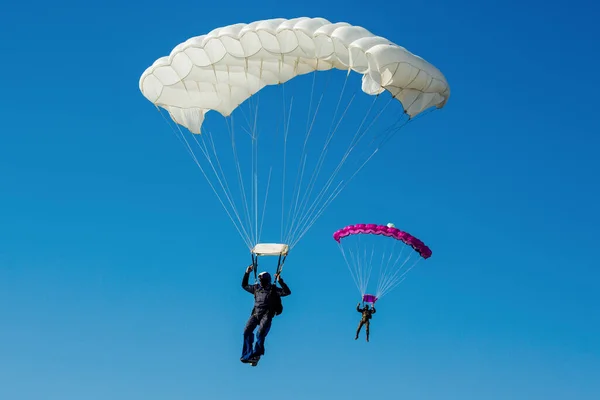 Αλεξίπτωτο Στον Ουρανό Skydiver Πετάει Ένα Αλεξίπτωτο Στον Γαλάζιο Ουρανό — Φωτογραφία Αρχείου