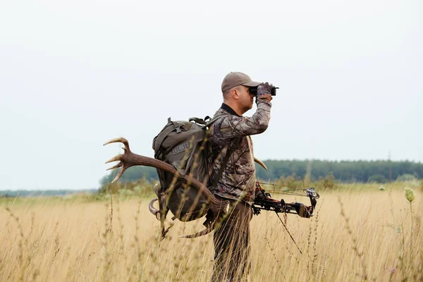 Hunter Vestido Con Ropa Camuflaje Sosteniendo Arco Moderno —  Fotos de Stock