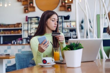 Kadın kafeye kredi kartıyla ödeme yapacak.