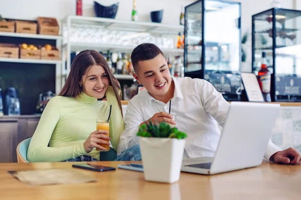 Dos Estudiantes Estudiando Una Cafetería — Foto de Stock