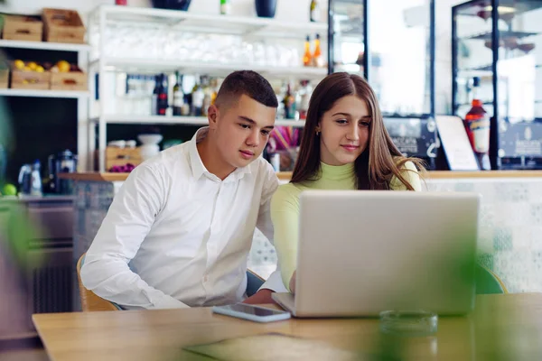 Dos Estudiantes Estudiando Una Cafetería — Foto de Stock