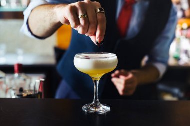 Şampanya kadehi ferahlatıcı portakal kokteyli.