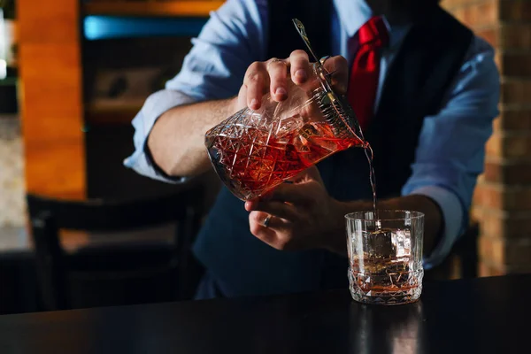 Bartender Guy Working Prepare Cocktail Skills — Stock Photo, Image