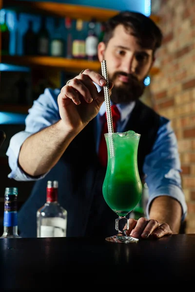 Närbild Bartender Dekorera Blå Lagun Cocktail — Stockfoto