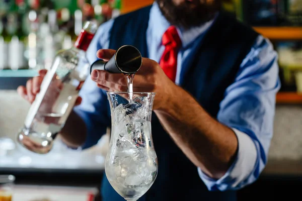 Bartender Kille Som Arbetar Förbereda Cocktail Färdigheter — Stockfoto