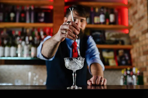 Barman Preparing Cocktail Night Club — Stock fotografie