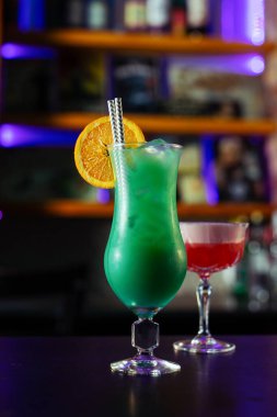 Süslü mavi lagün kokteylini kapat.