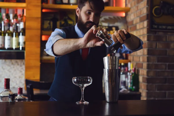 Barman Pracuje Připravit Koktejl Dovednosti — Stock fotografie