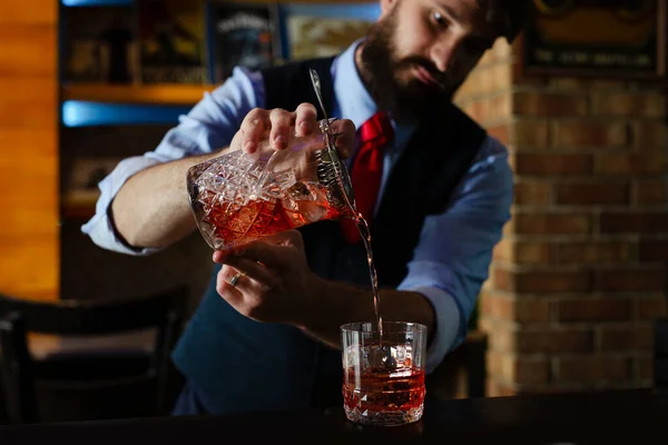 Bartender Kille Som Arbetar Förbereda Cocktail Färdigheter — Stockfoto