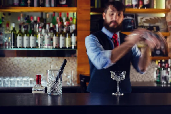 Barman Třepání Koktejly Baru — Stock fotografie