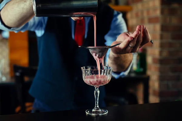 Man Bartender Hälla Alkohol Glas — Stockfoto
