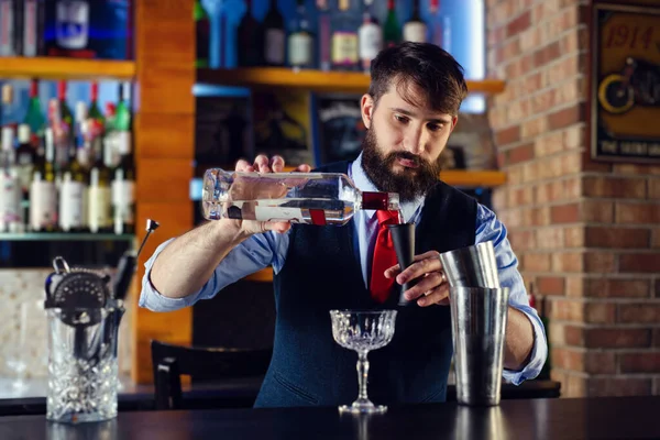 Barman Pracuje Připravit Koktejl Dovednosti — Stock fotografie