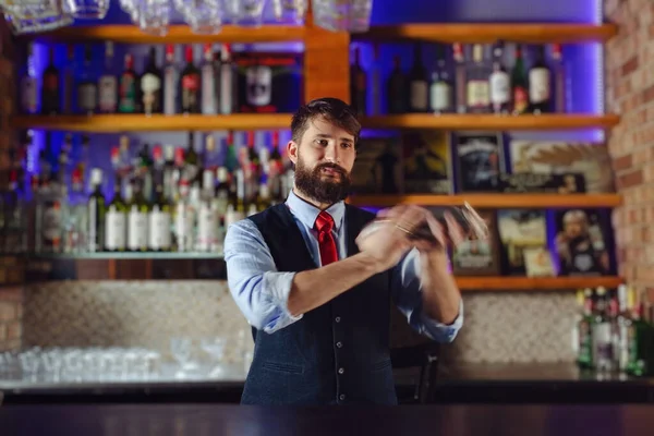 Barman Wstrząsające Koktajle Barze — Zdjęcie stockowe