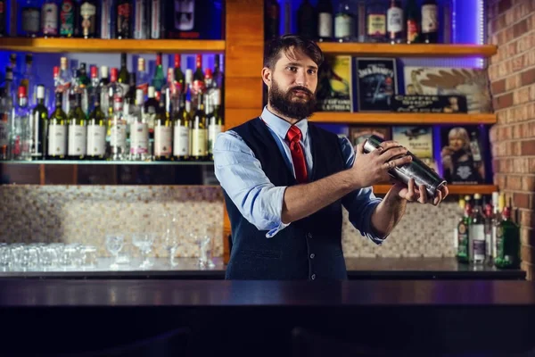 Barman Shaking Cocktails Bar — Stock Photo, Image