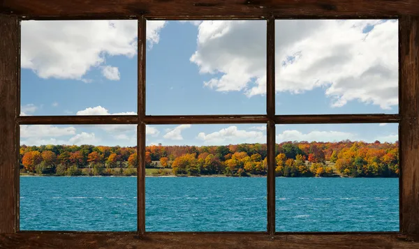 Höstens lakefront utsikten genom fönstret. — Stockfoto