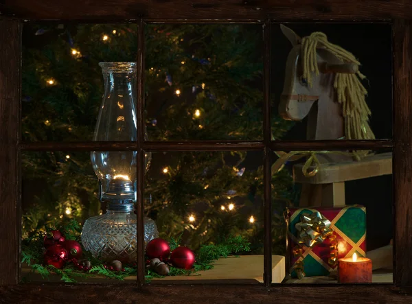 Gemütliche Weihnachtsszene, aus dem Fenster des Bauernhauses betrachtet. — Stockfoto