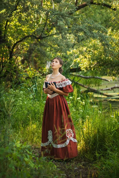 Mujer Joven Triste Vestido Del Siglo Junto Río Con Libro — Foto de Stock