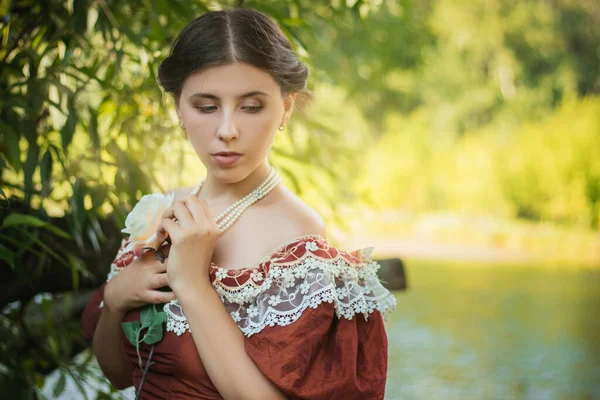 Портрет Молодой Женщины Историческом Платье Xix Века Красивая Девушка Розой — стоковое фото