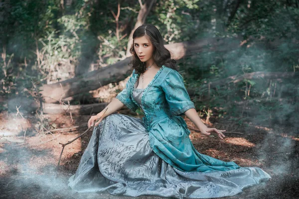 Piękna Młoda Kobieta Xix Wiecznej Sukience Lesie Dziewczyna Rysuje Gałęzią — Zdjęcie stockowe