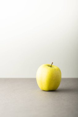 Gri arkaplanda elma