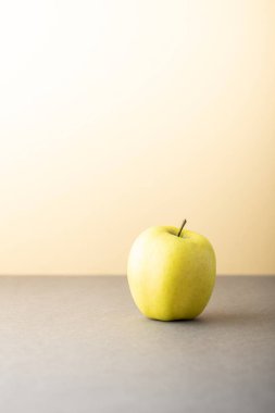 Gri arkaplanda elma