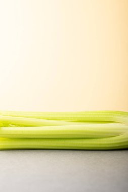 Çiğ, organik, taze kereviz.