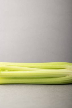 Çiğ, organik, taze kereviz.