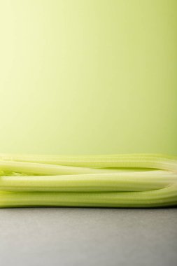 Çiğ, organik, taze kereviz.