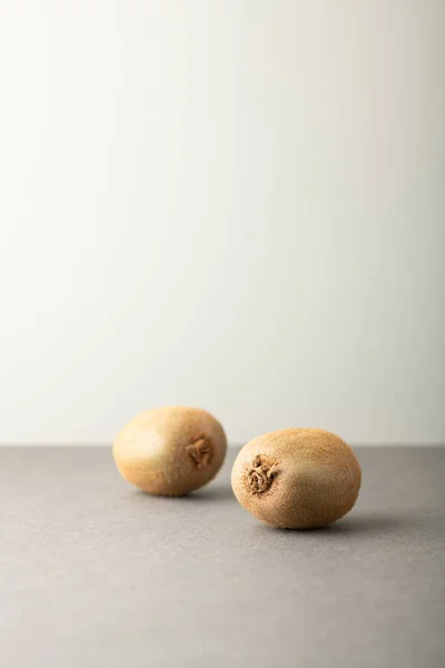 Renkli arka planda kivi meyvesi