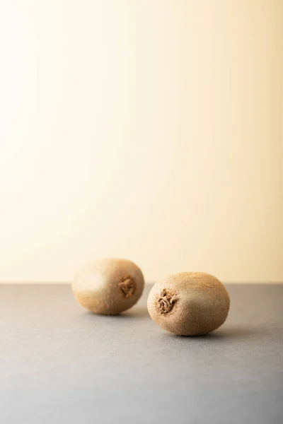 Renkli arka planda kivi meyvesi